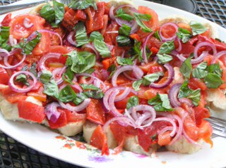 recept Broodsalade met tomaat en basilicum